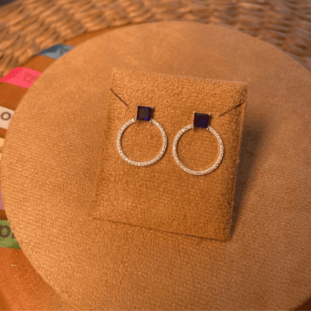 BRINCO COM PEDRA QUADRADA LUZA COLOR E CIRCULO DE ZIRCONIA VAZADO EM PRATA 925