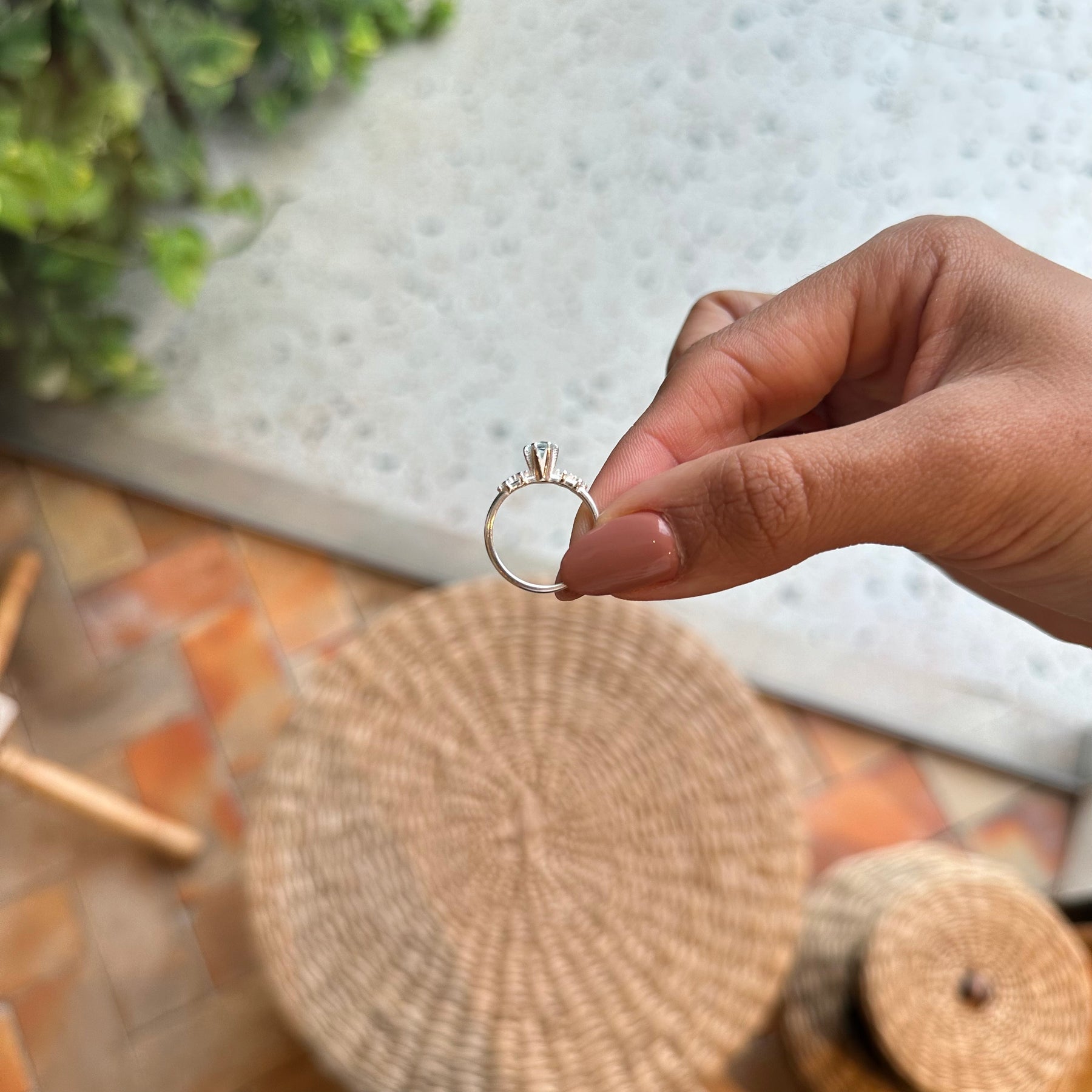 Anel Solitário Luza Azul Claro com Detalhes de Ponto de Luz em Prata 925