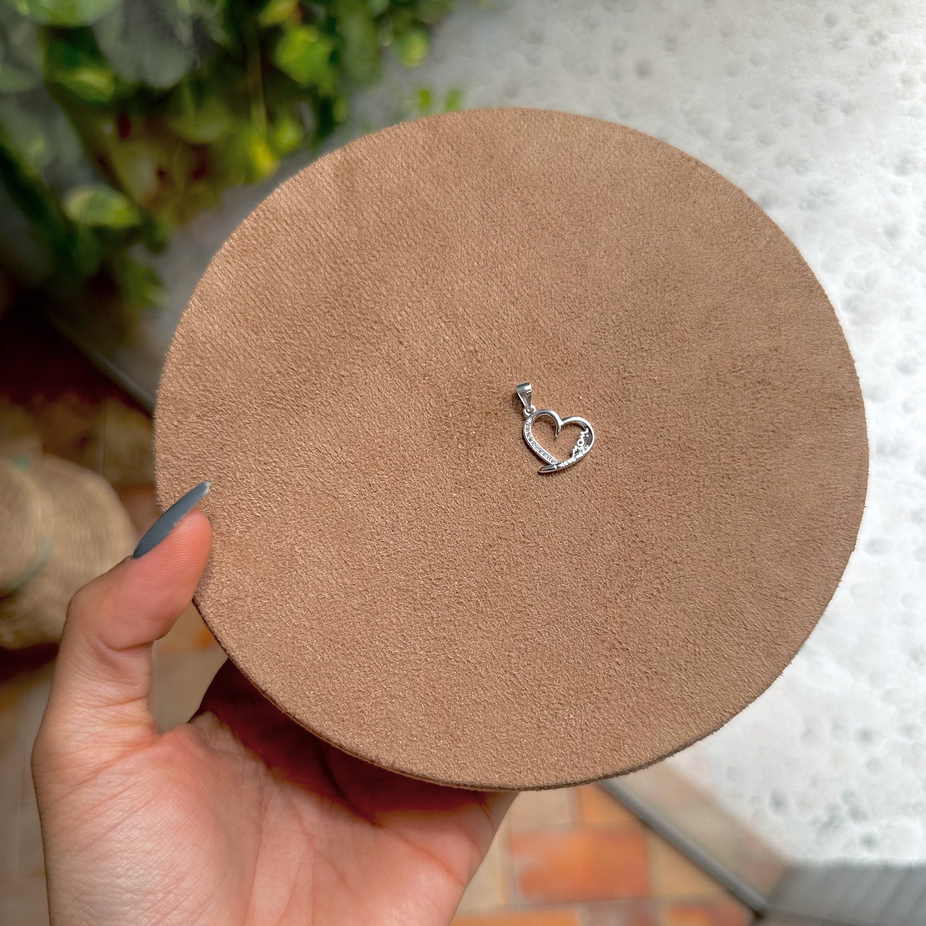 Pingente de Coração "Mon" com 1 Lado Cravejado em Prata 925