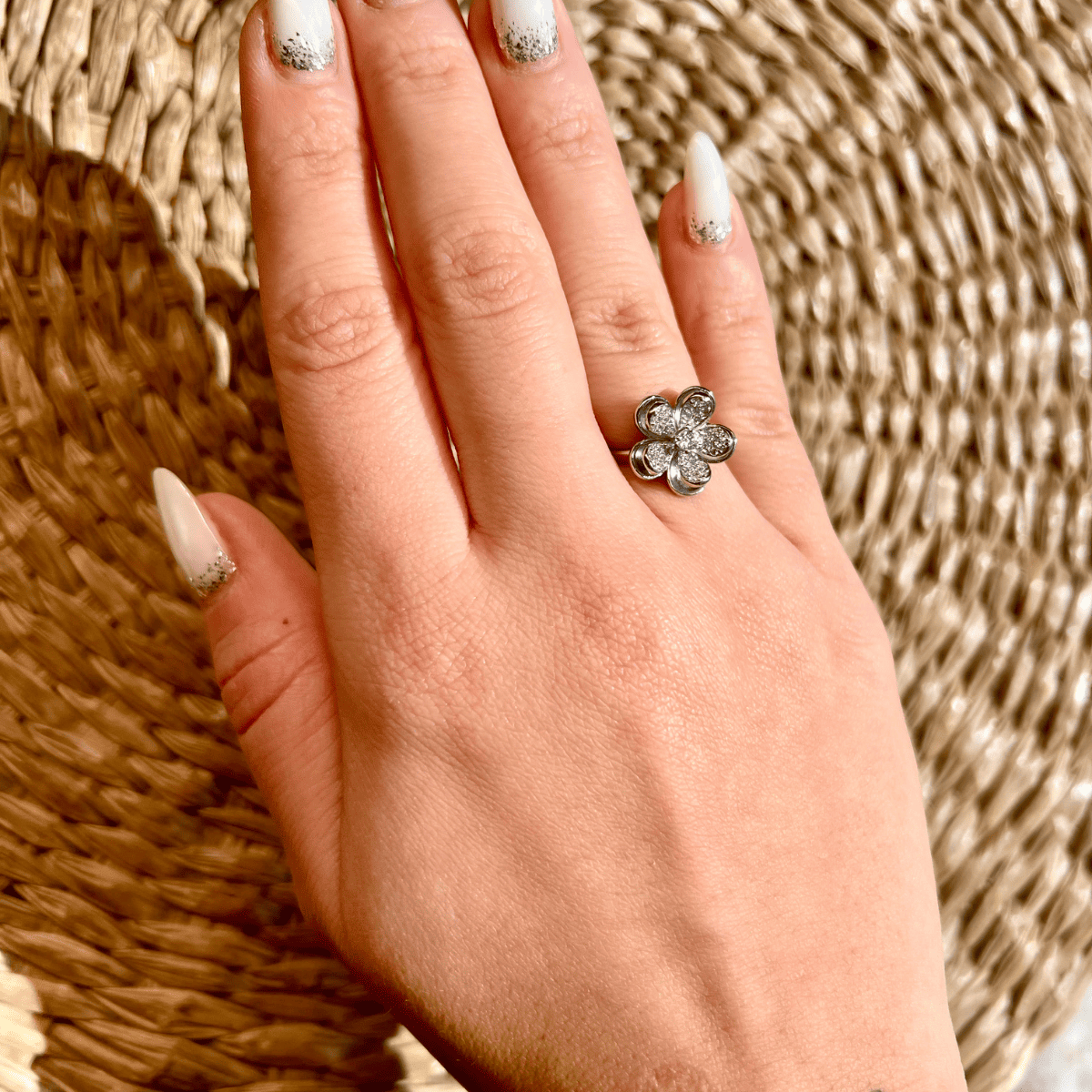 Anel Luza Flor Cravejada com Ponto de Luz em Prata 925