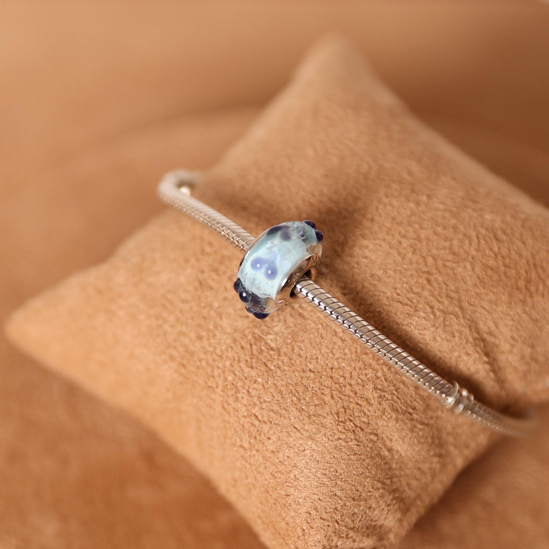 Berloque Separador Murano Azul com Mini Corações em Prata 925