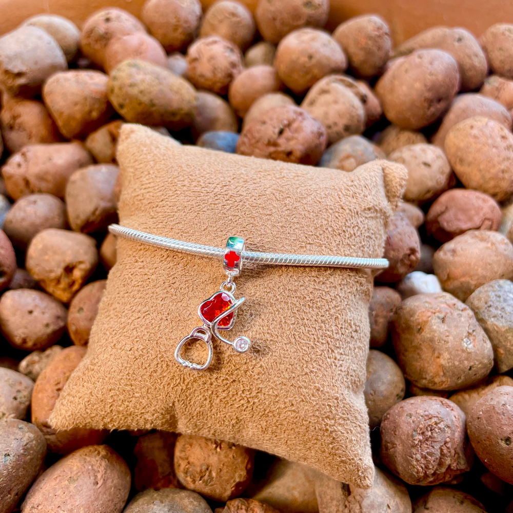 BERLOQUE LUZA DE SAÚDE COM CRUZ, ESTETOSCÓPIO E CORAÇÃO DE PEDRA EM PRATA 925