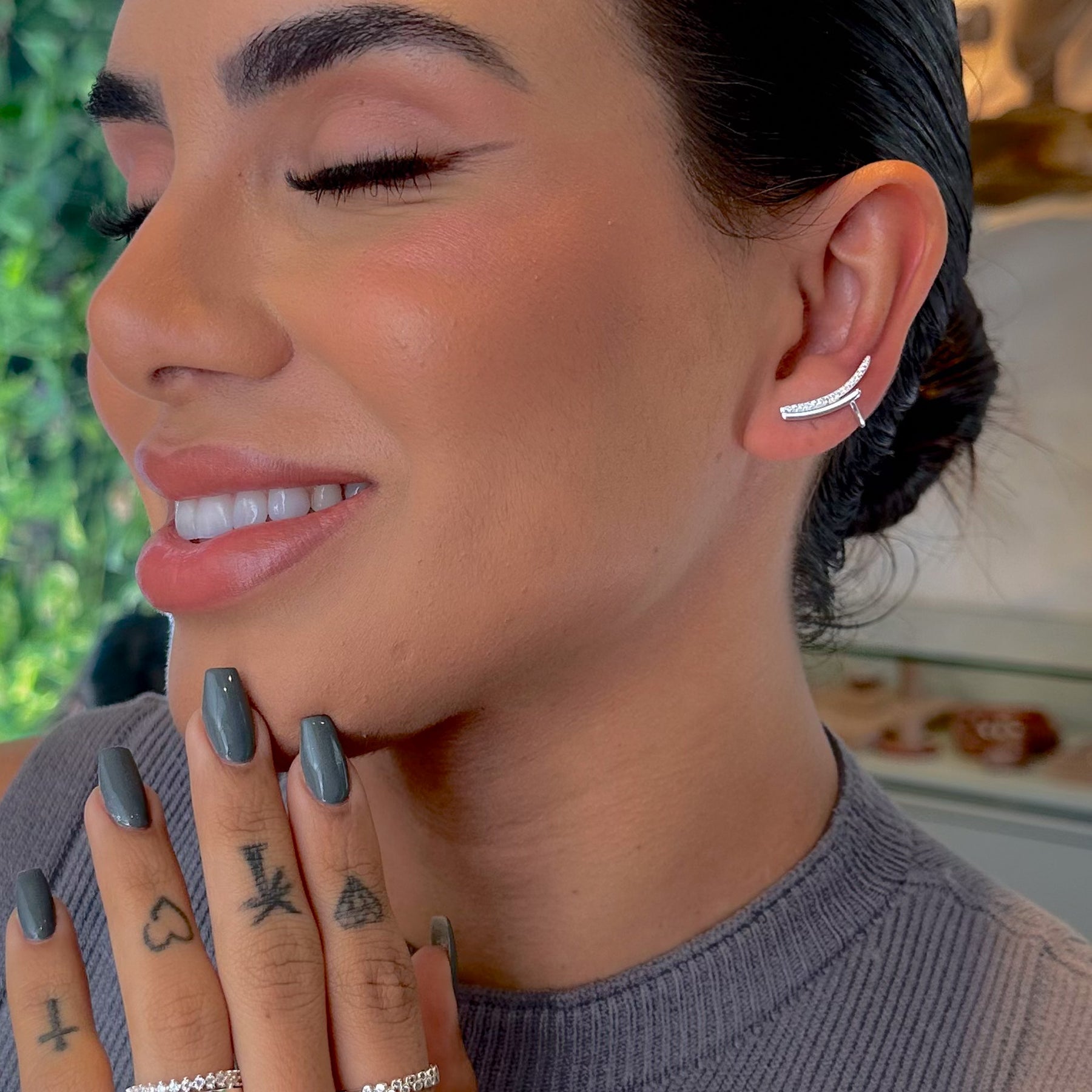 Brinco Ear Cuff Luza com Uma Linha Lisa e Uma de Zircônias em Prata 925