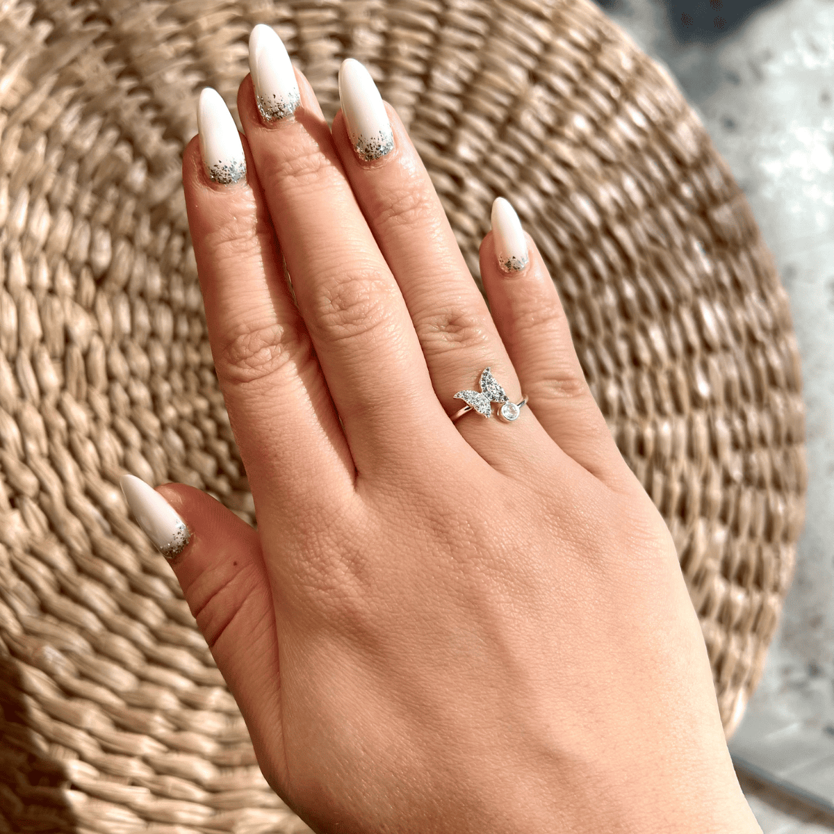 Anel Regulável Luza com Borboleta Cravejada e Ponto de Luz em Prata 925