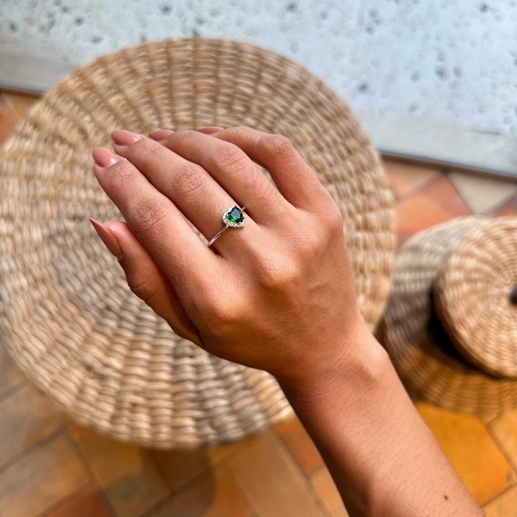 Anel de Coração Luza com Pedra Verde e Detalhes de Zirconia em Prata 925