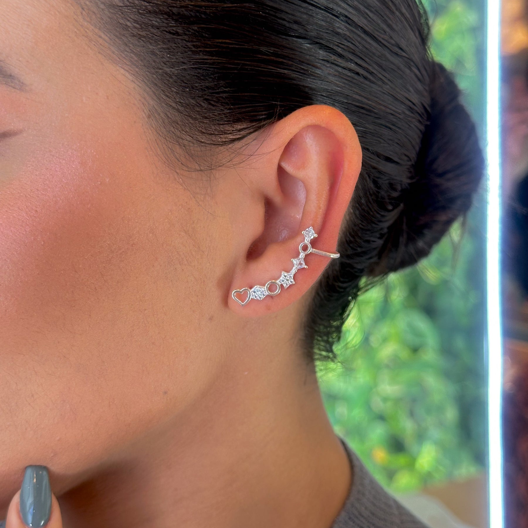 Ear Cuf com Pontos de Luz, Flores Cravejadas e Detalhes Vazados em Prata 925