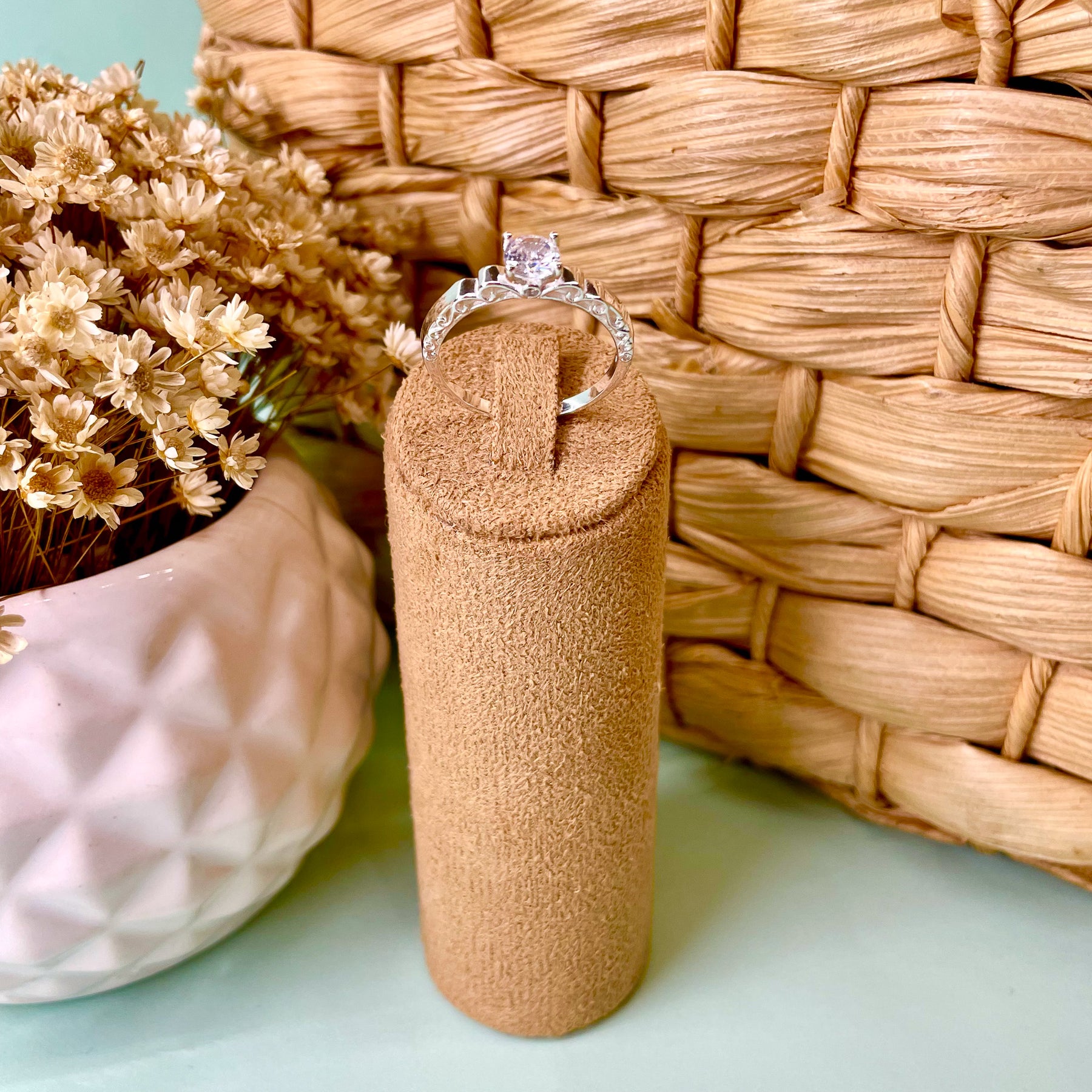 Anel Solitário Luza de Pedra Quadrada e Aro com Detalhes Geométricos em Prata 925