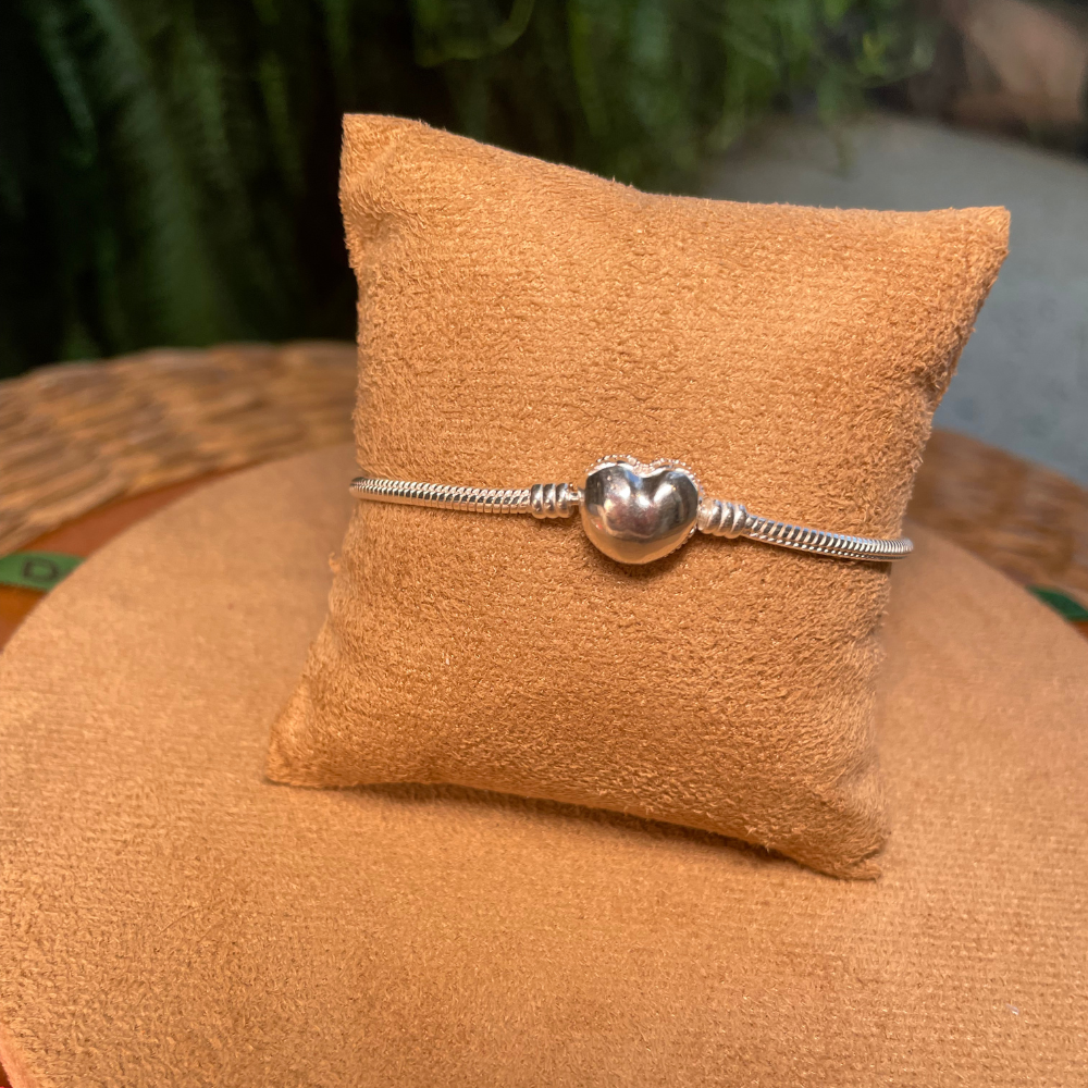 PULSEIRA DA VIDA LUZA COM FECHO DE CORAÇÃO MENOR CRAVEJADO DE UM LADO E OUTRO LADO FECHO LISO EM PRATA 925