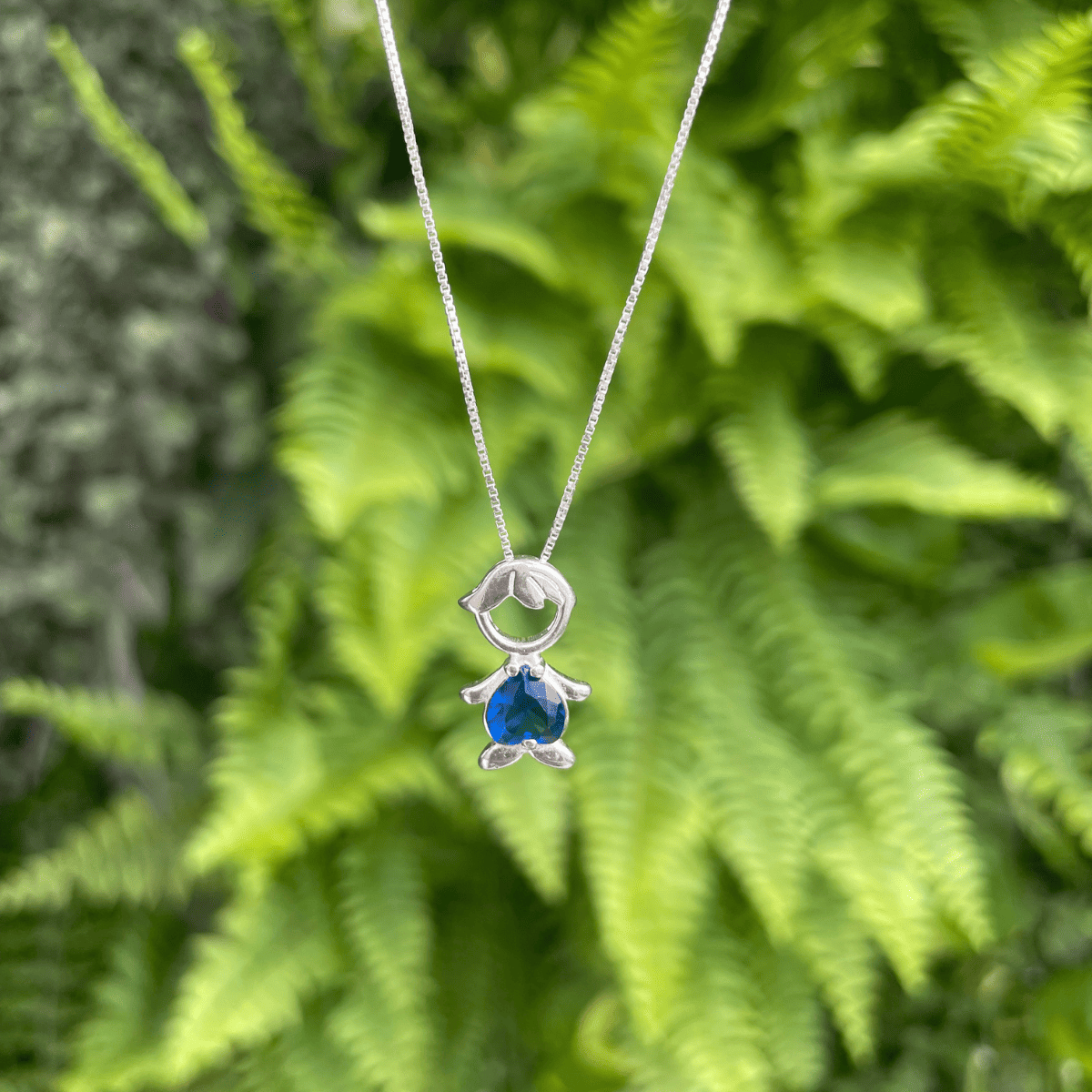 Pingente de Menino com Pedra Azul Luza em Prata 925
