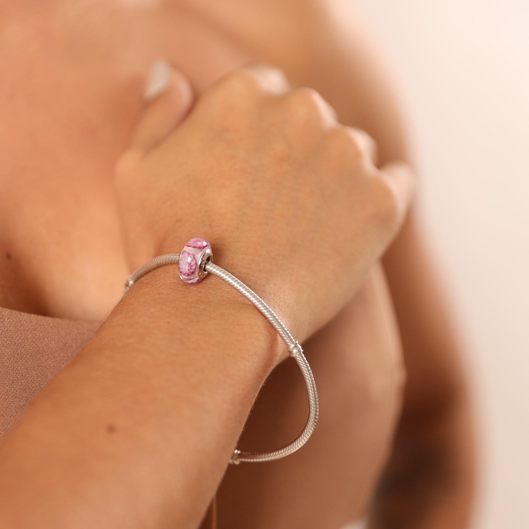 Berloque Separador Murano Branco com Flores Rosas em Prata 925