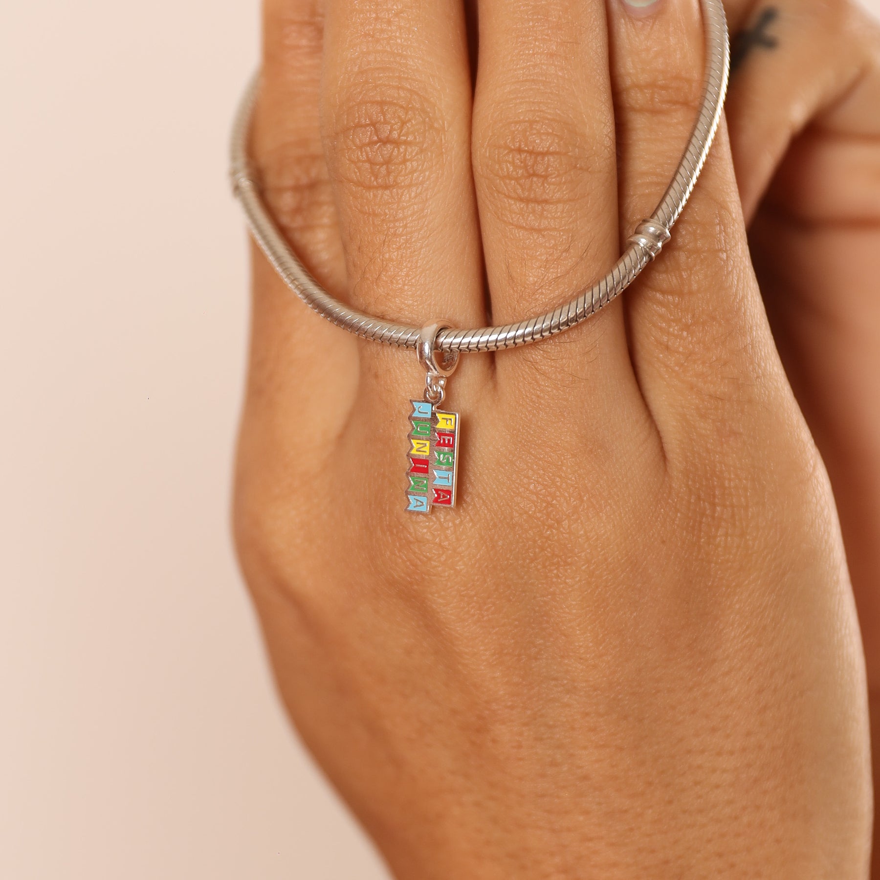 Berloque com Medalha "Festa Junina" Color Luza em Prata 925