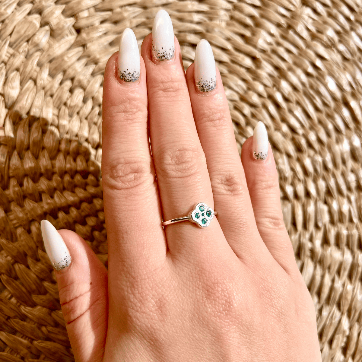 Anel Luza Trevo de Quatro Folhas Verde com Detalhes Cravejados de Zircônia em Prata 925