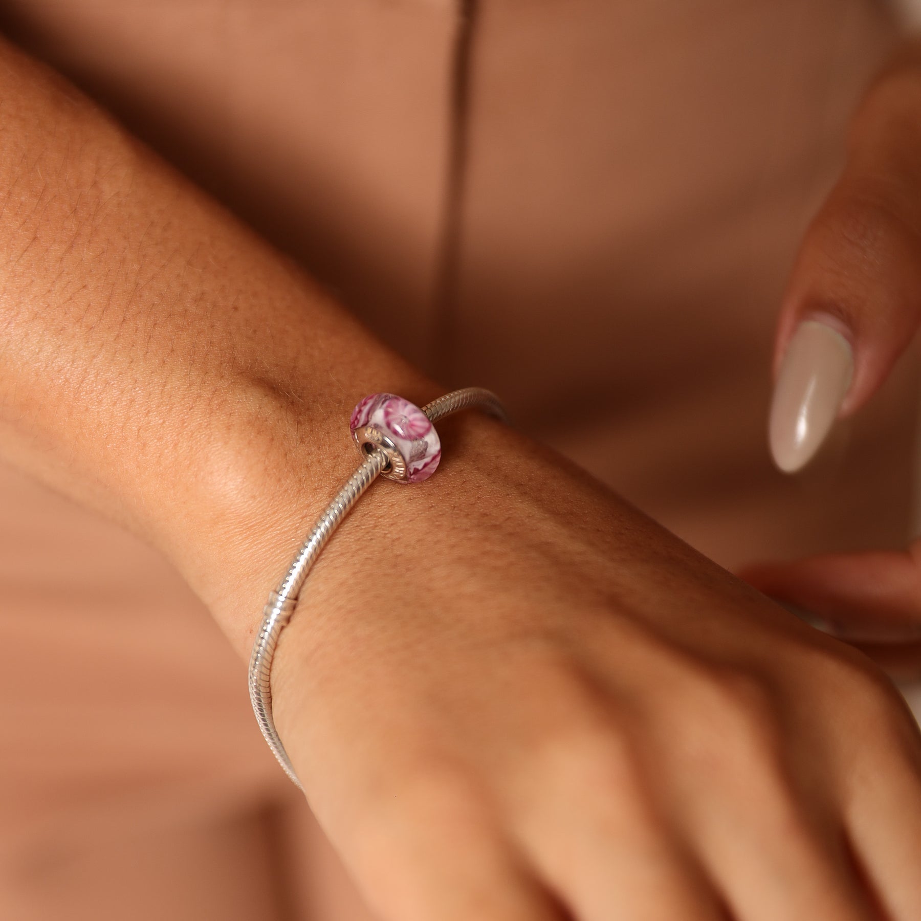 Berloque Separador Murano Branco com Flores Rosas em Prata 925