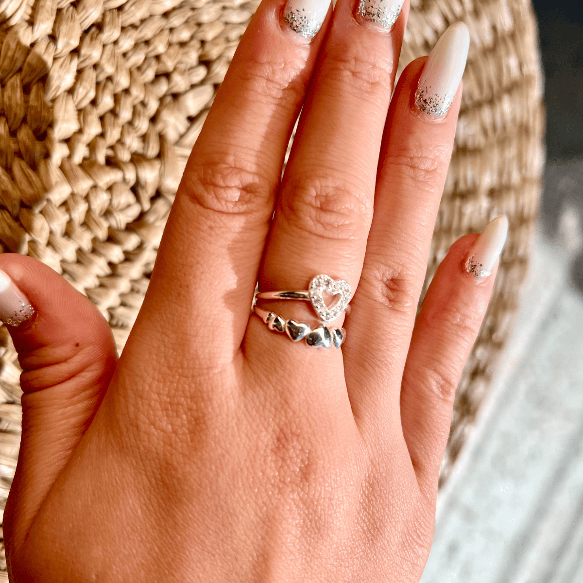 Anel Luza Dois em Um: Coração Vazado Cravejado de Zircônia e Corações Lisos em Prata 925