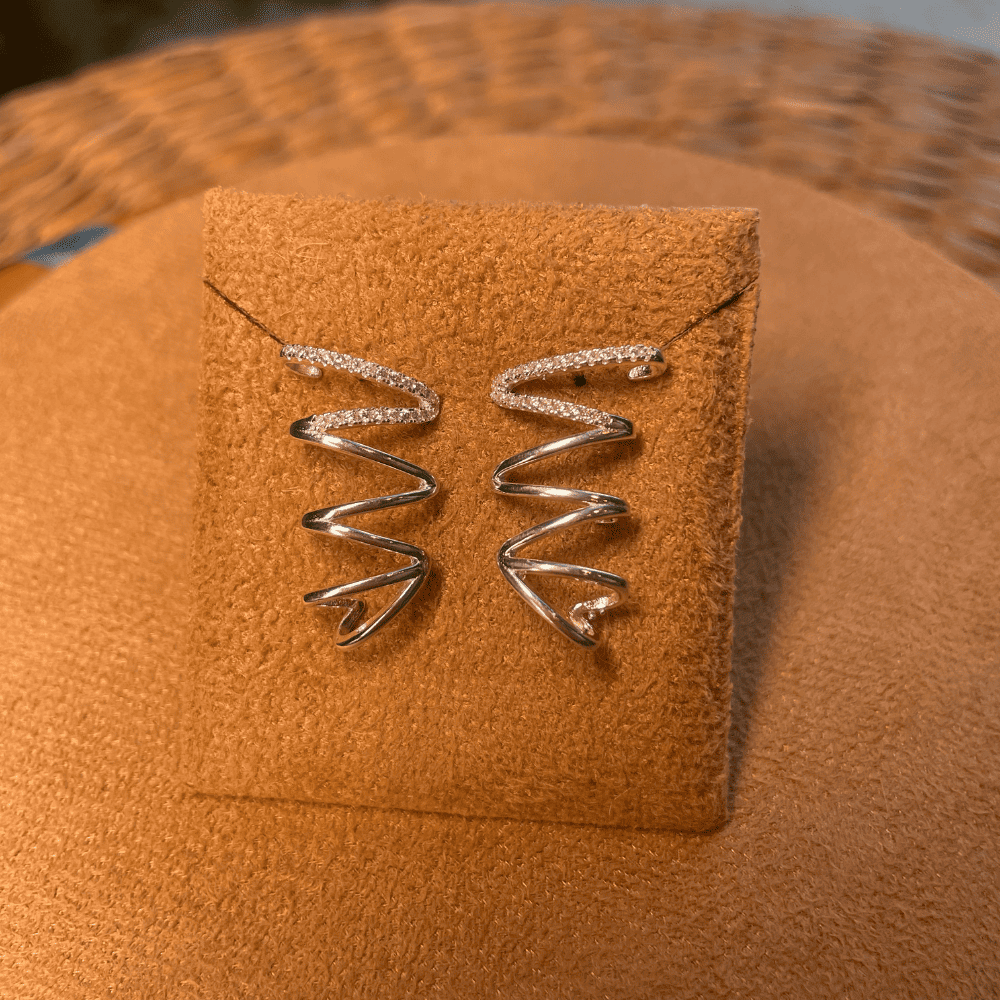 Brinco Luza Ear Hook de Linhas com Zircônias em Prata 925