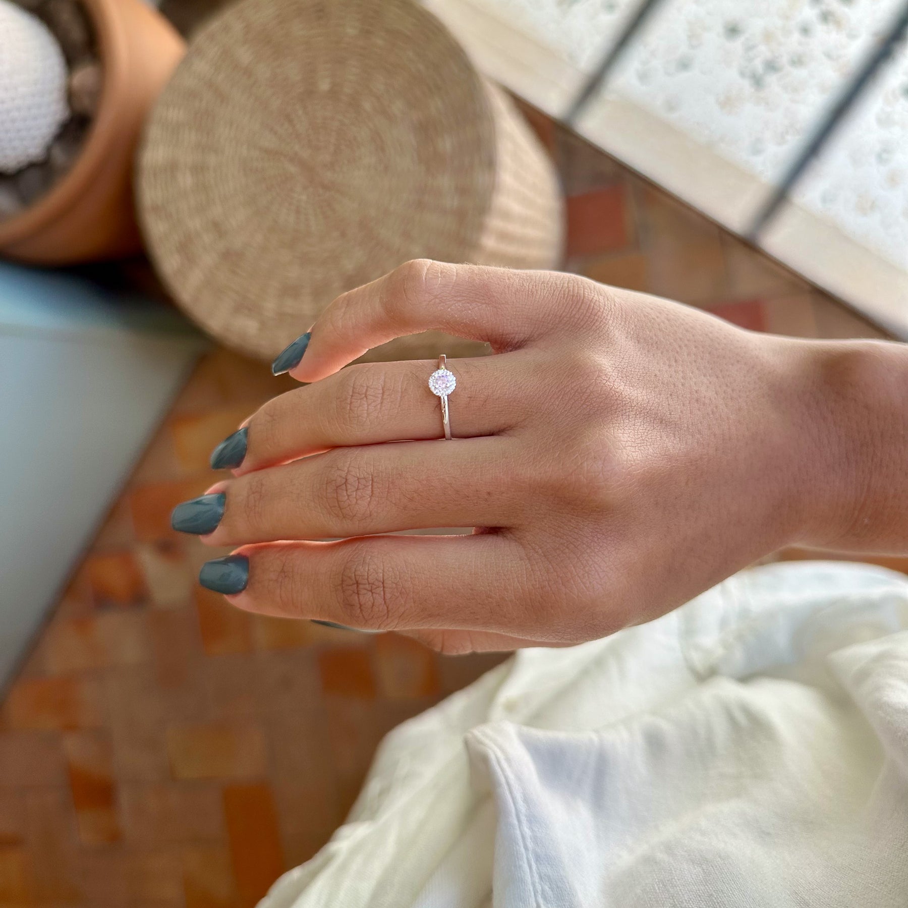 Anel Solitário Luza com Pedra Rosa Rodeada de Zircônias em Prata 925