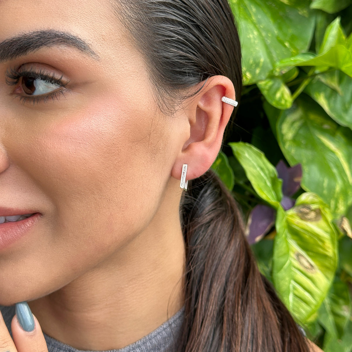 Brinco Argola Luza Pequena e Quadrada com Navetes em Prata 925