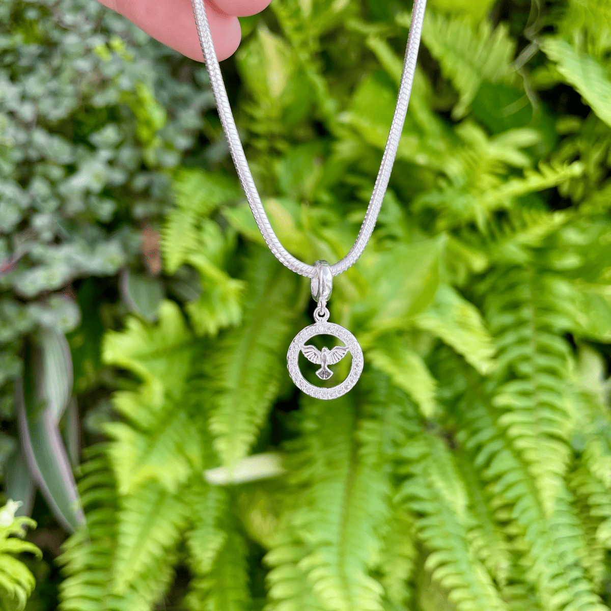 Berloque Mandala do Espirito Santo Vazada e com Zirconia em Prata 925