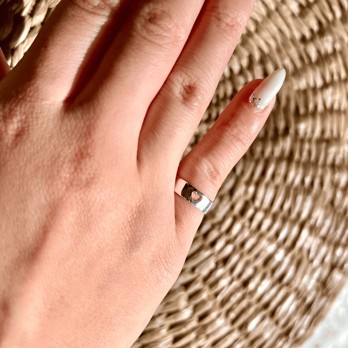 Anel Luza Estilo Aliança com Detalhe de Coração Vazado em Prata 925