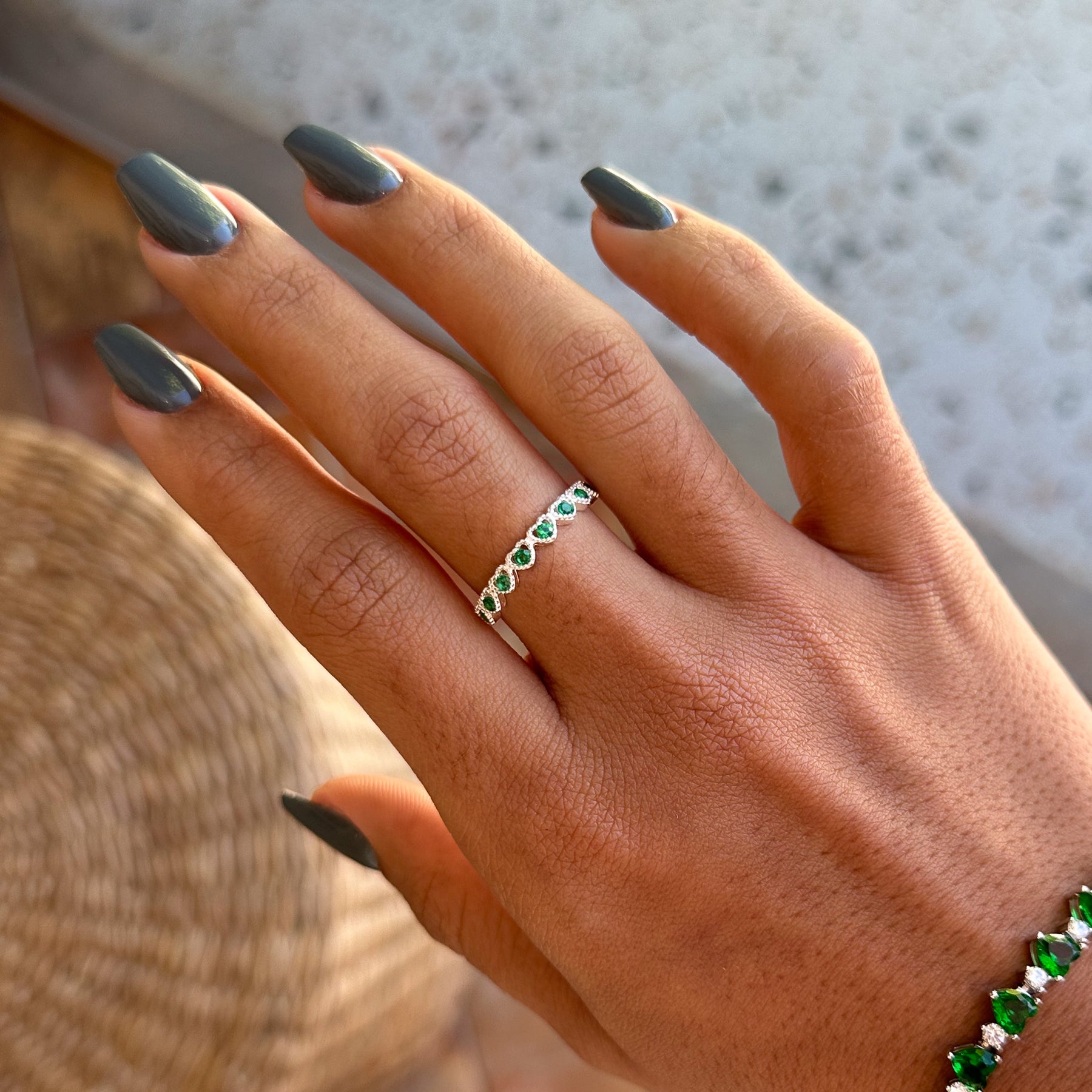 Anel Aparador Luza de Corações com Zircônias Verdes em Prata 925