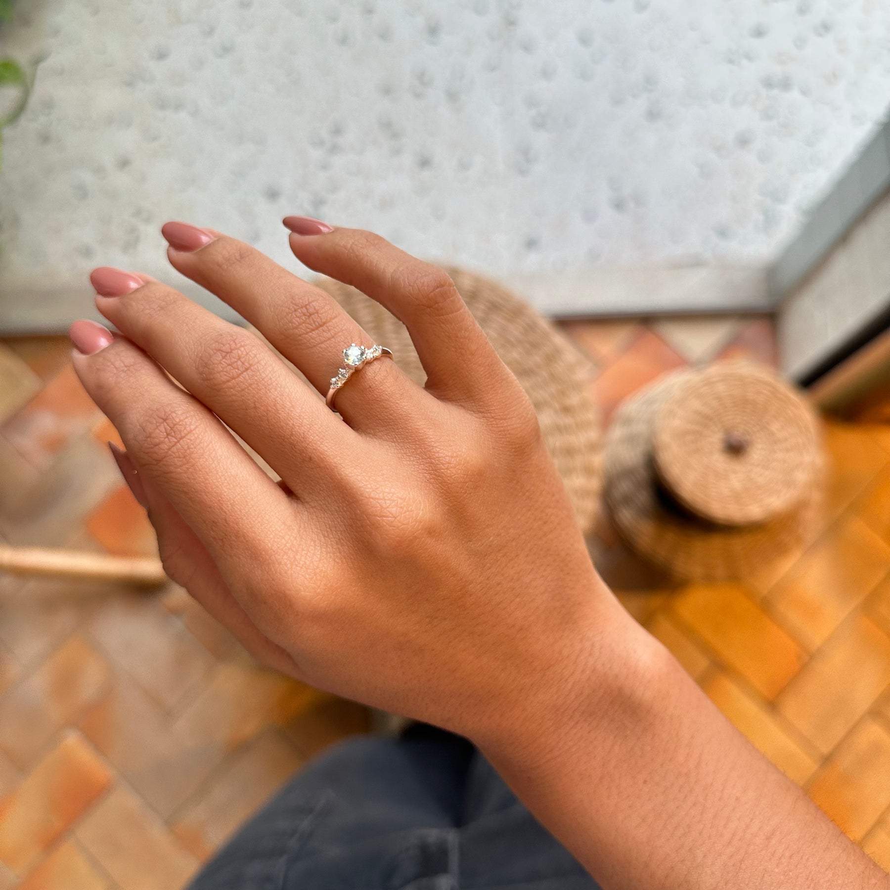 Anel Solitário Luza Azul Claro com Detalhes de Ponto de Luz em Prata 925