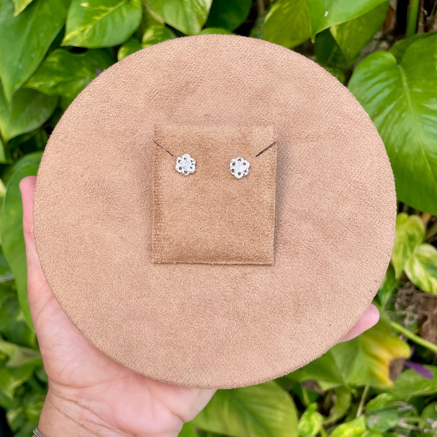 Brinco Flor Luza com Detalhe de Ponto de Luz em Prata 925