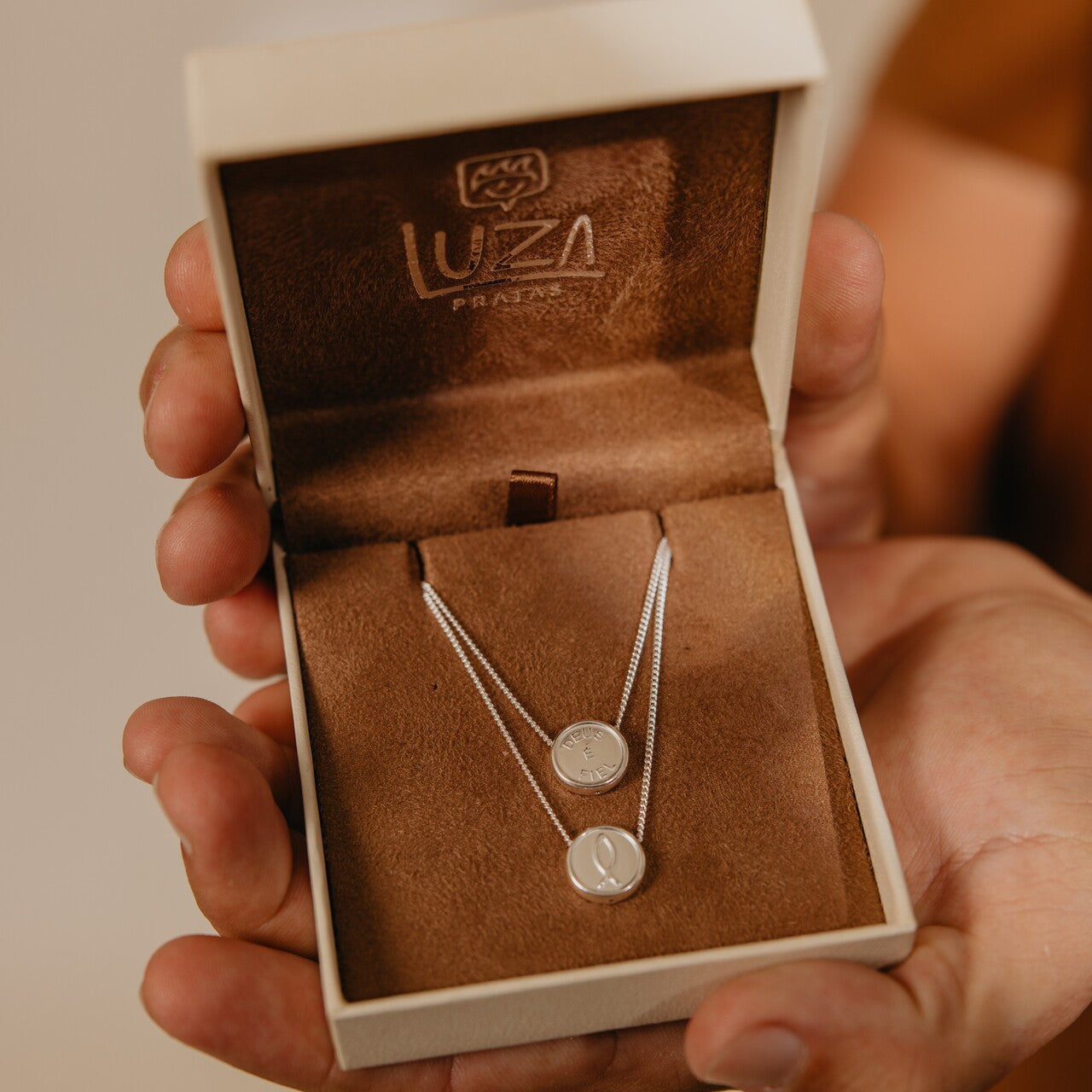 ESCAPULÁRIO LUZA COM MEDALHA DE PEIXE E FRASE "DEUS É FIEL" REDONDO EM PRATA 925