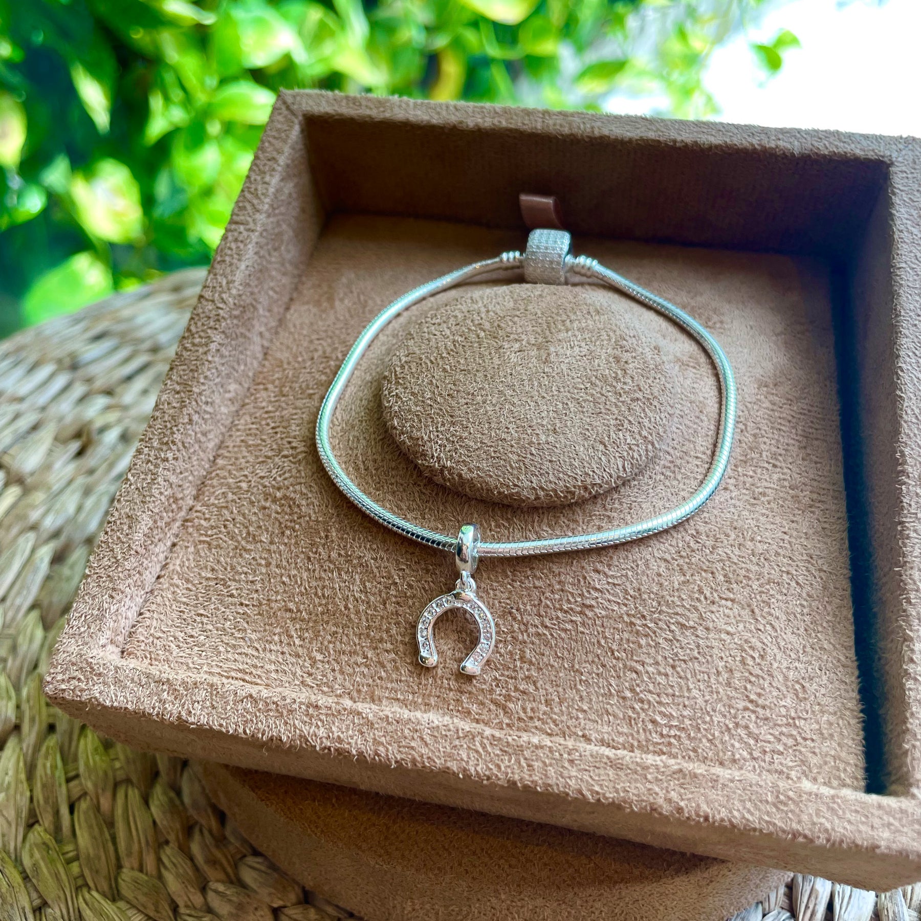 Berloque Ferradura Cravejada de Zircônia Luza em Prata 925