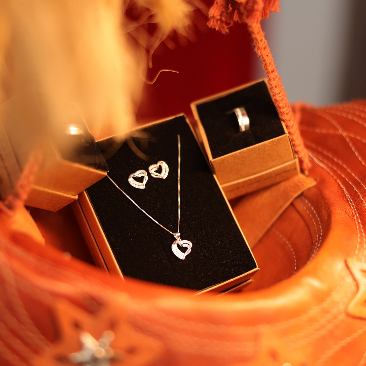 Conjunto Dois Corações Entrelaçados com Detalhes Vazados e Cravejados Luza em Prata 925