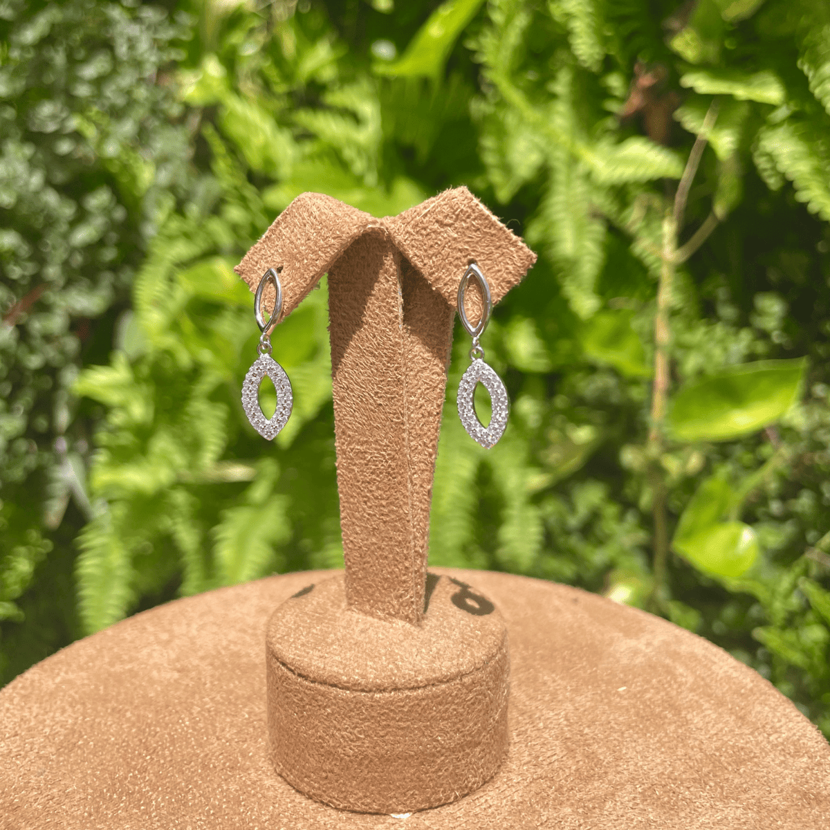 Brinco Luza Geométrica com Detalhes Vazados e Cravejados de Zircônia em Prata 925