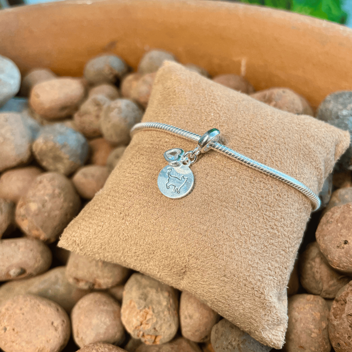 Berloque Medalha Lisa com Gato e Ponto de Luz de Coração em Prata 925