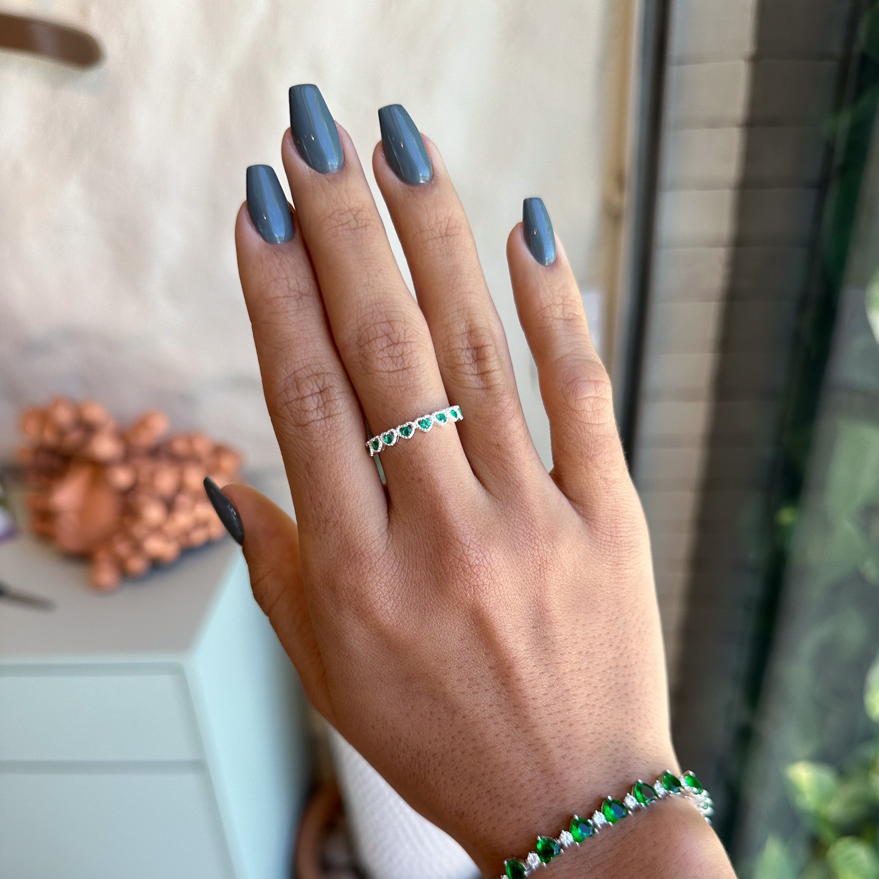 Anel Aparador Luza de Corações com Zircônias Verdes em Prata 925