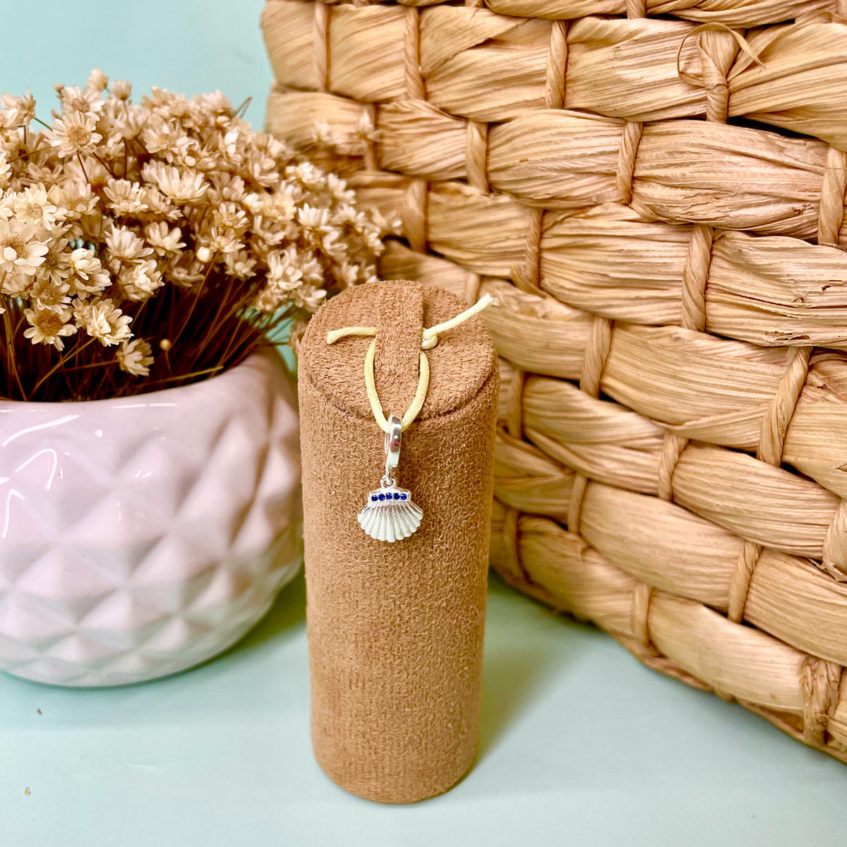 Berloque Concha do Mar Luza com Detalhes de Pedras em Prata 925