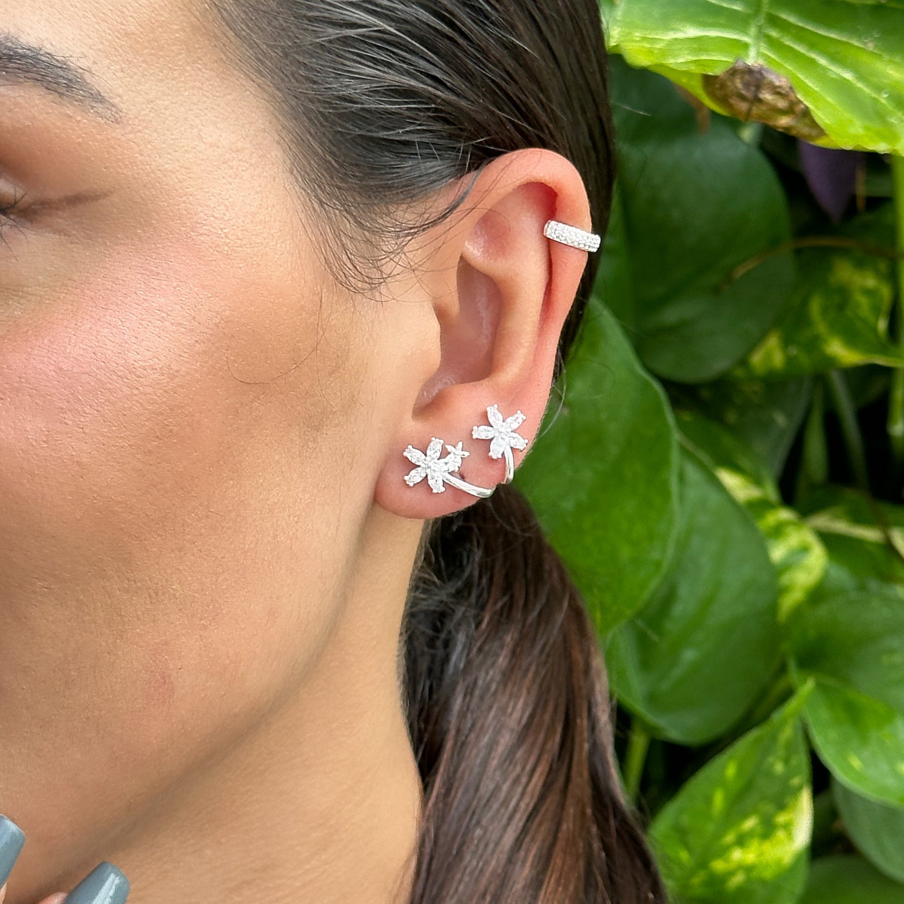 Brinco Ear Hook Luza de Flores Cravejadas em Prata 925