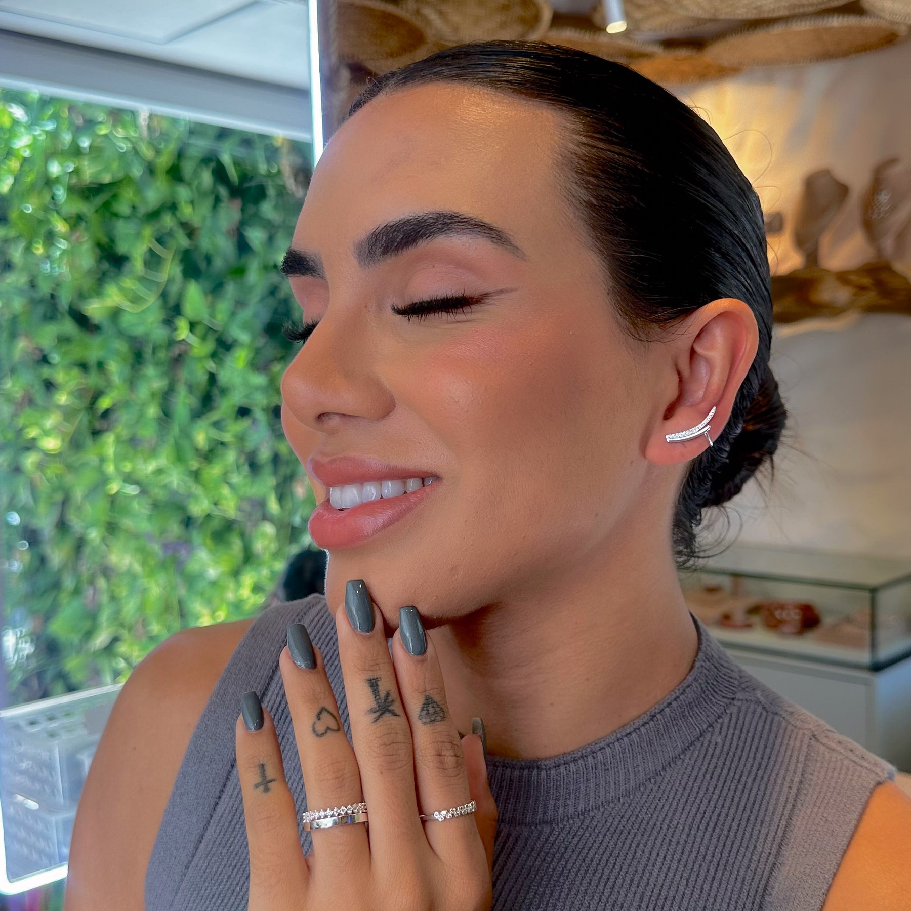 Brinco Ear Cuff Luza com Uma Linha Lisa e Uma de Zircônias em Prata 925