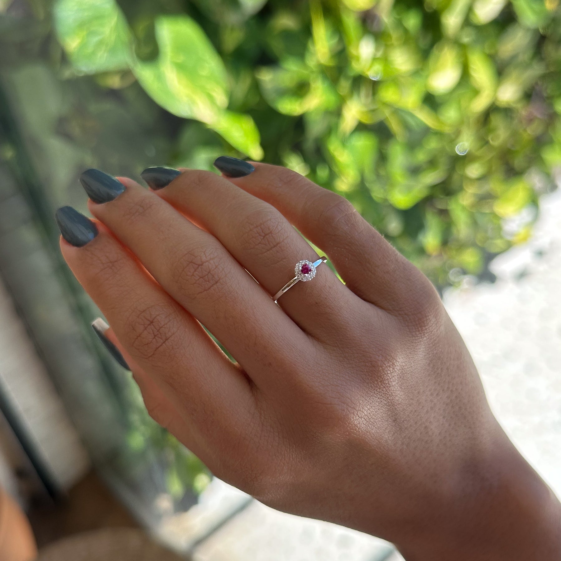 Anel Solitário Luza com Pedra Vermelha Rodeada de Zircônias em Prata 925