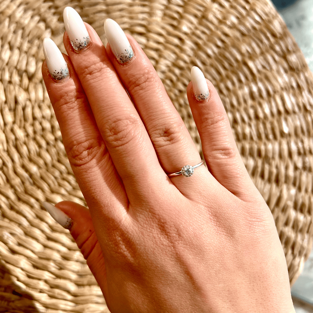 Anel Solitário Luza com Pedra Cristal Rodeada de Zircônias em Prata 925