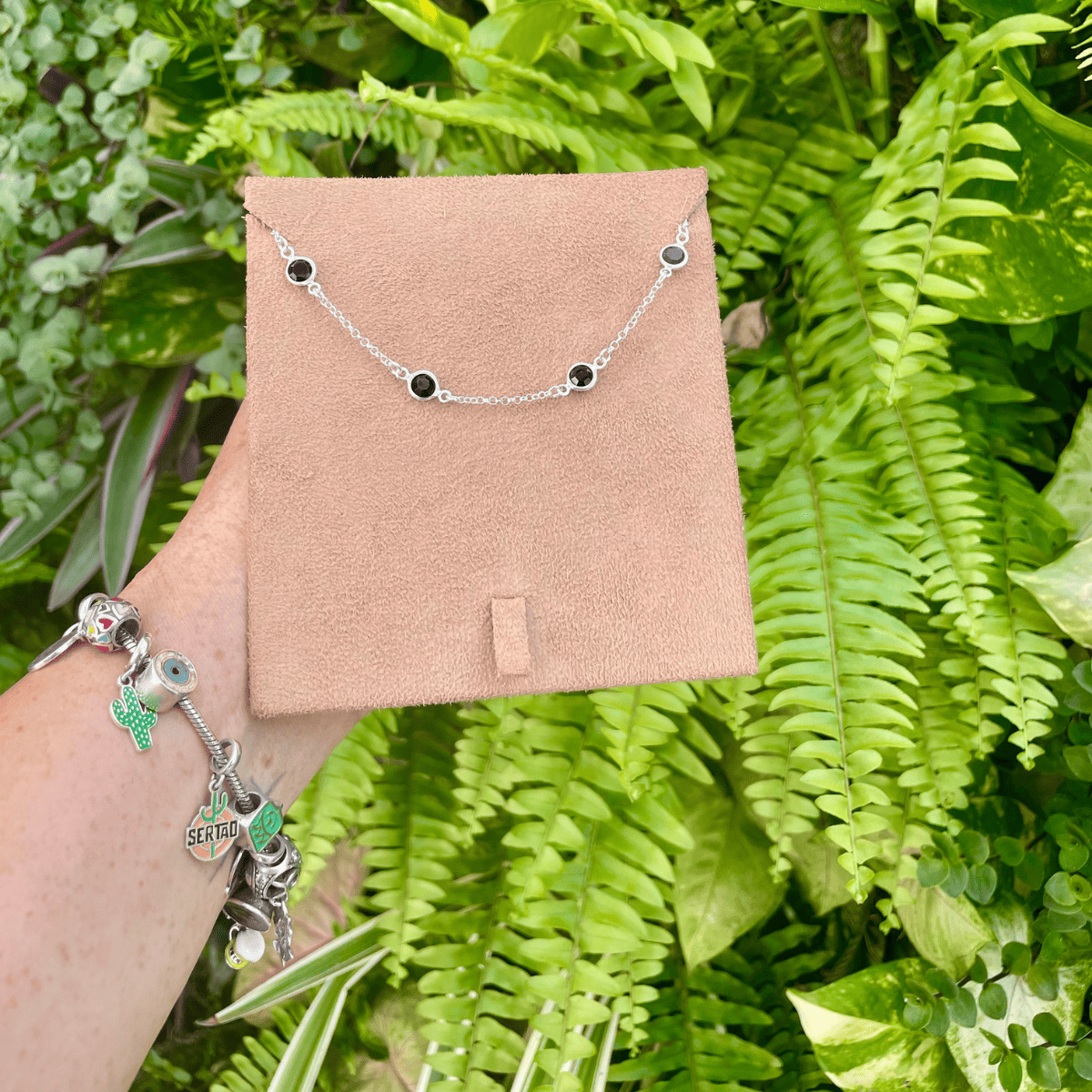 Pulseira Luza com Pontos de Luz Pretos em Prata 925