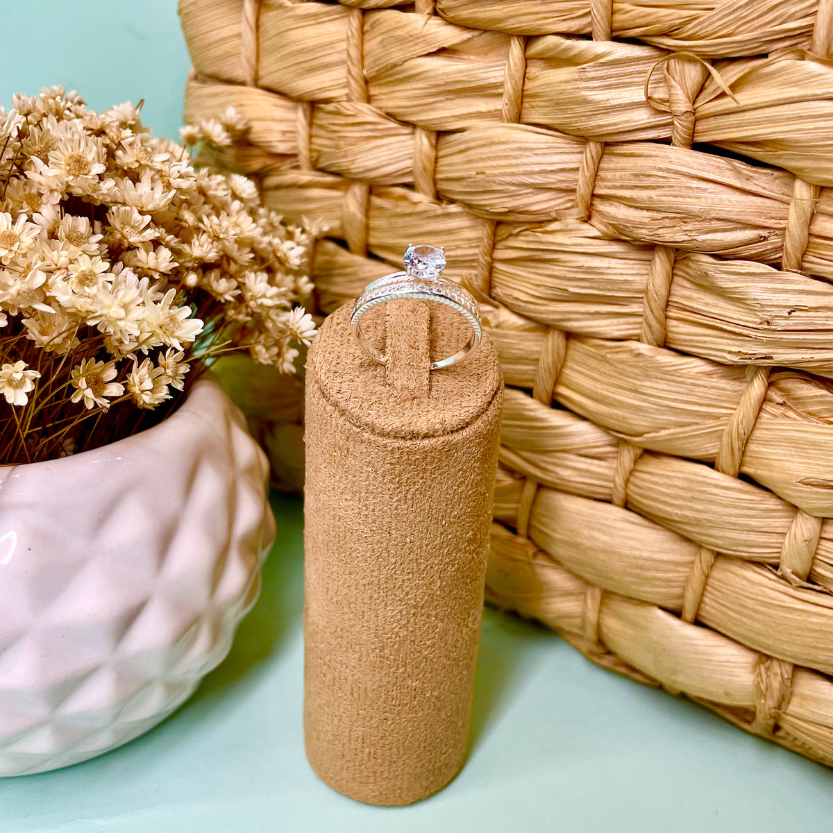 Anel Solitário Alto Luza com Aparador Fino Cravejado em Prata 925