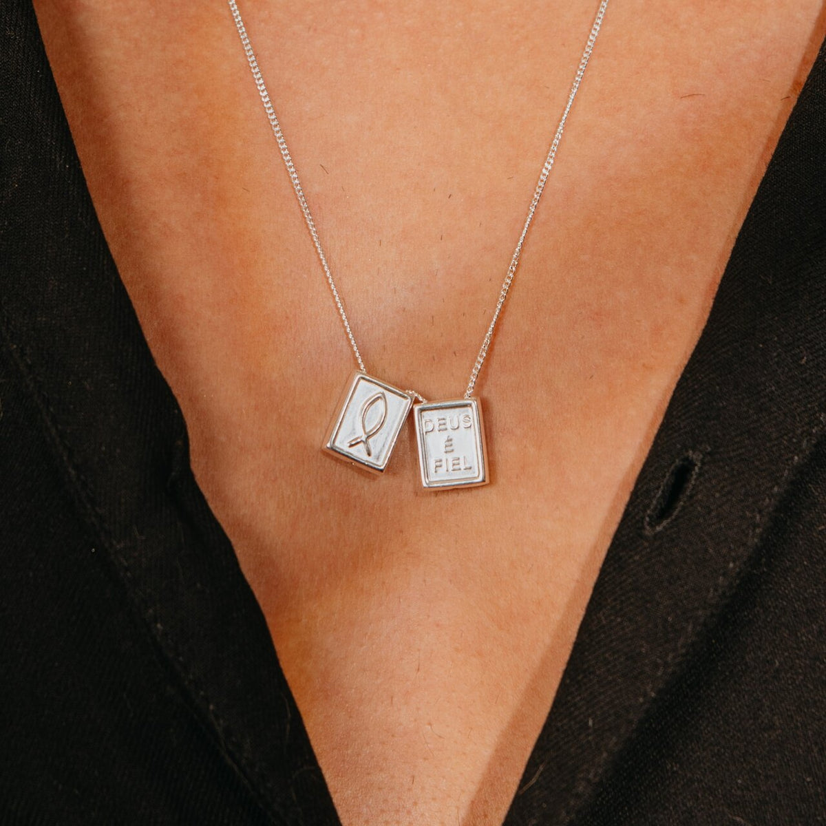 ESCAPULÁRIO LUZA COM MEDALHA DE PEIXE E FRASE "DEUS É VIDA" QUADRADO EM PRATA 925