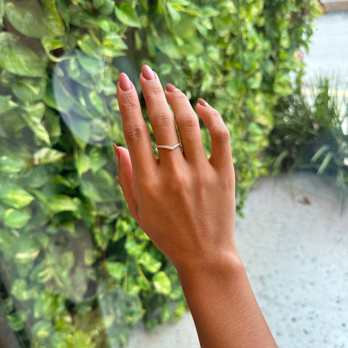 Anel V Luza com Lado Liso e Lado Cravejado em Prata 925