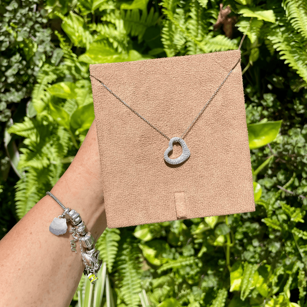 Colar de Coração Vazado Cravejado de Zircônias em Prata 925