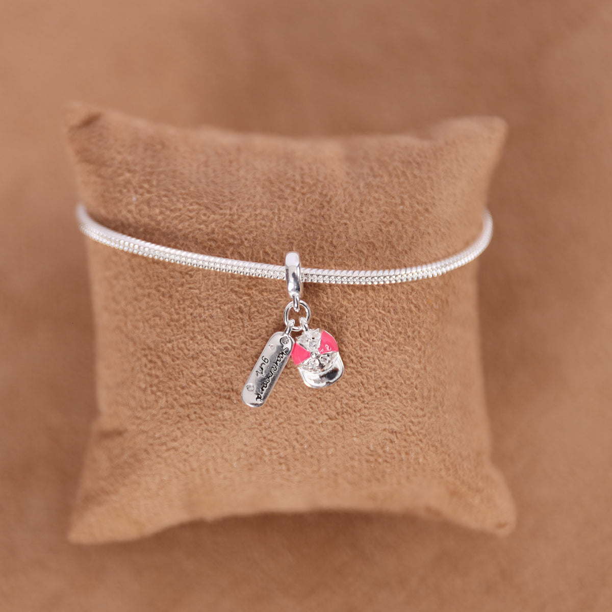 Berloque Luza Skateboard Girl + Boné em Prata 925