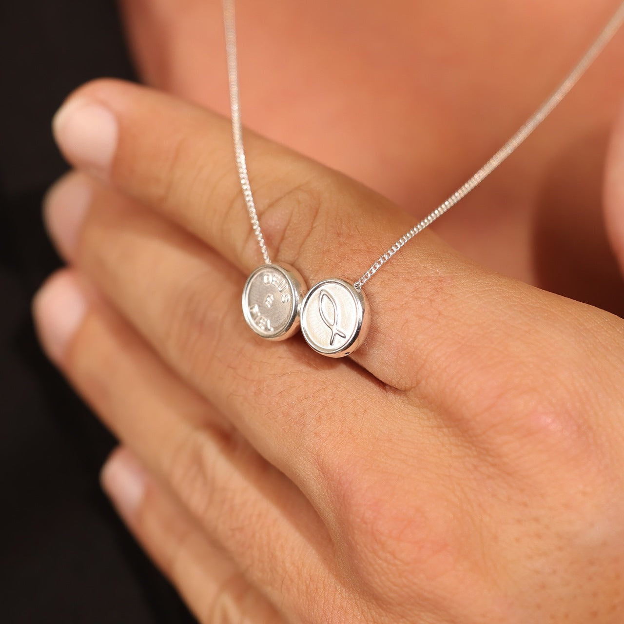 ESCAPULÁRIO LUZA COM MEDALHA DE PEIXE E FRASE "DEUS É FIEL" REDONDO EM PRATA 925