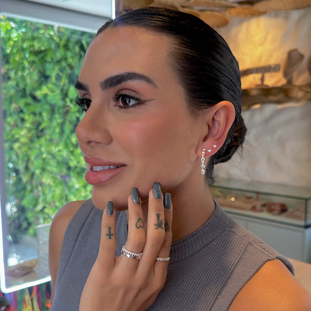 Brinco de Argola Luza com Mini Triângulos e Pontos de Luz em Prata 925