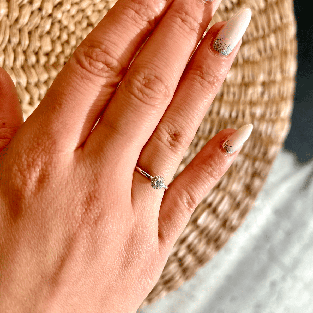 Anel Solitário Luza com Pedra Cristal Rodeada de Zircônias em Prata 925