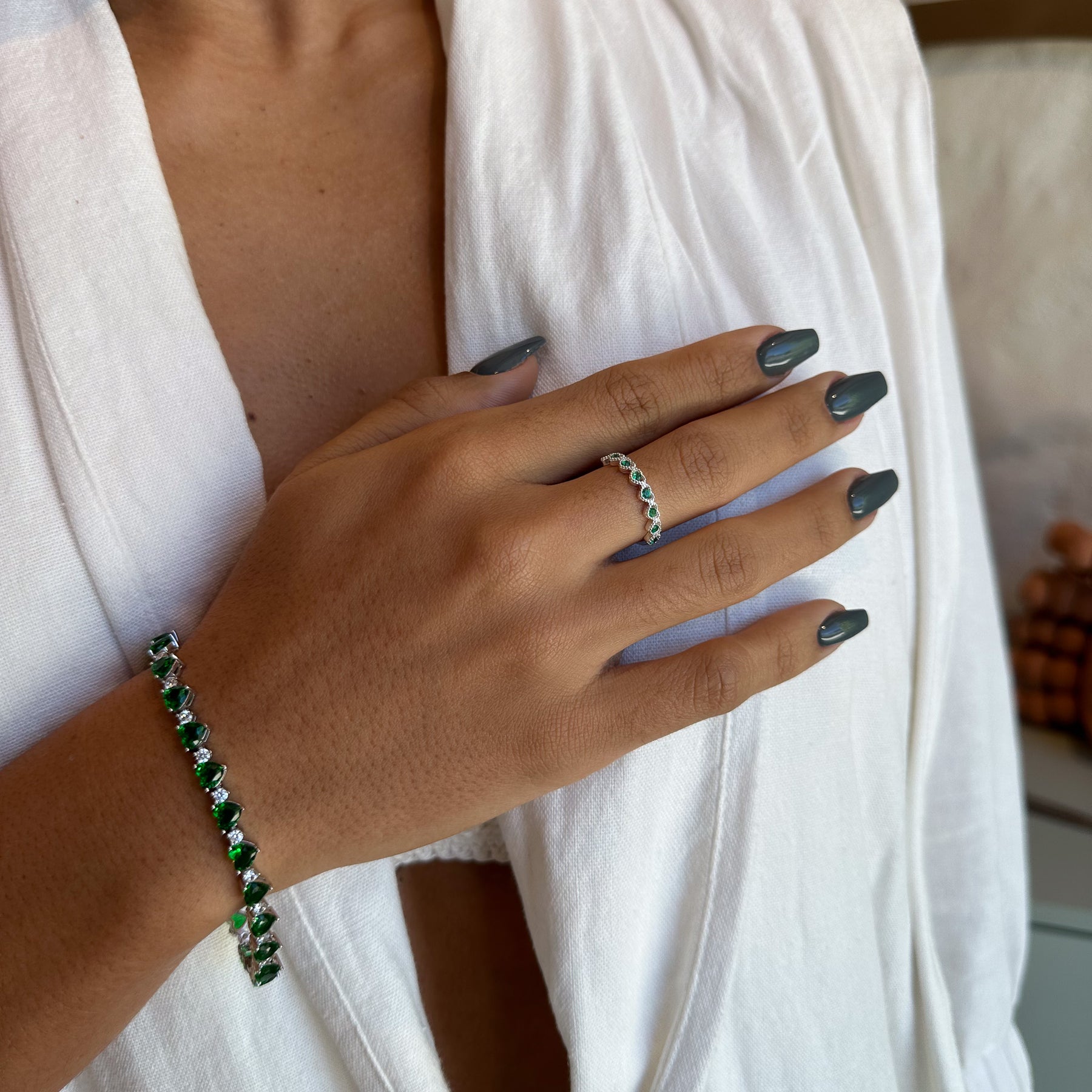 Anel Aparador Luza de Corações com Zircônias Verdes em Prata 925