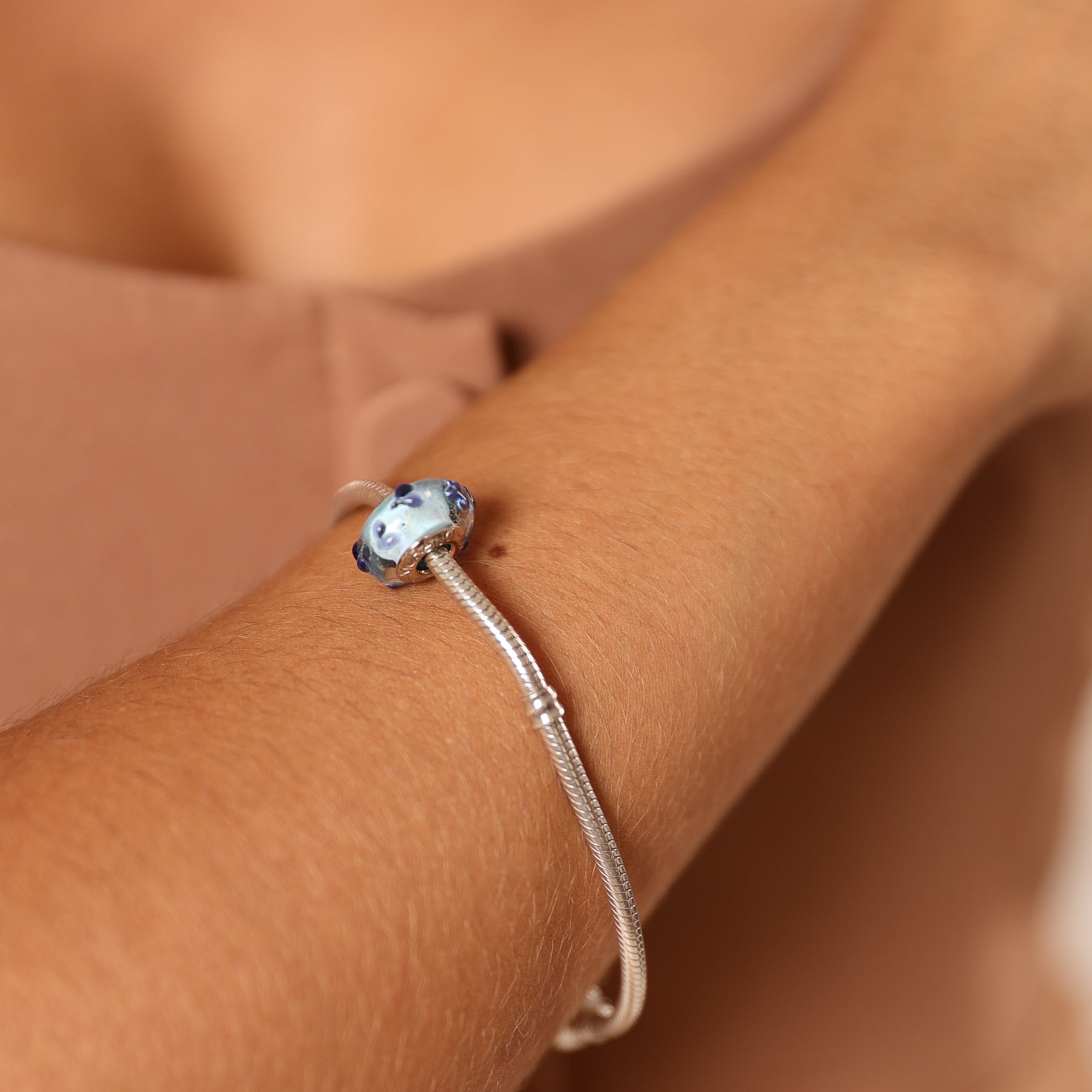 Berloque Separador Murano Azul com Mini Corações em Prata 925