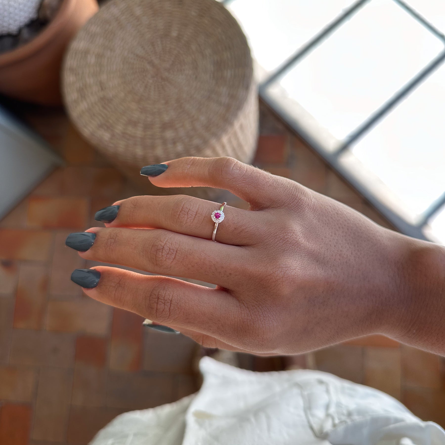 Anel Solitário Luza com Pedra Vermelha Rodeada de Zircônias em Prata 925