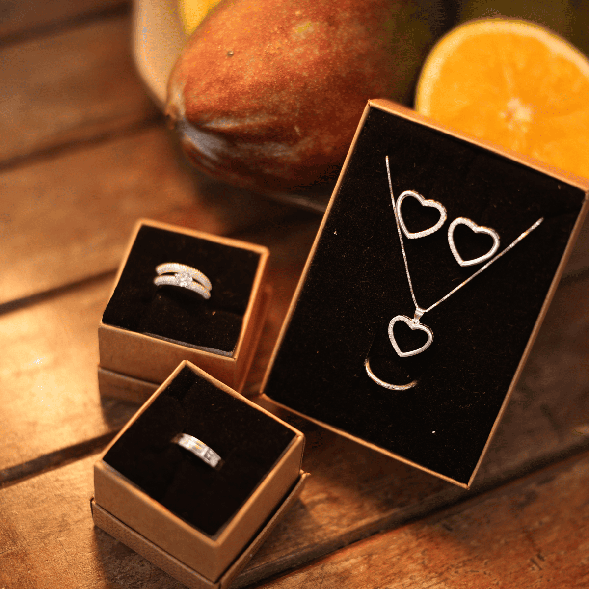 Conjunto Coração Vazado Metade Lisa e Metade Cravejada em Prata 925